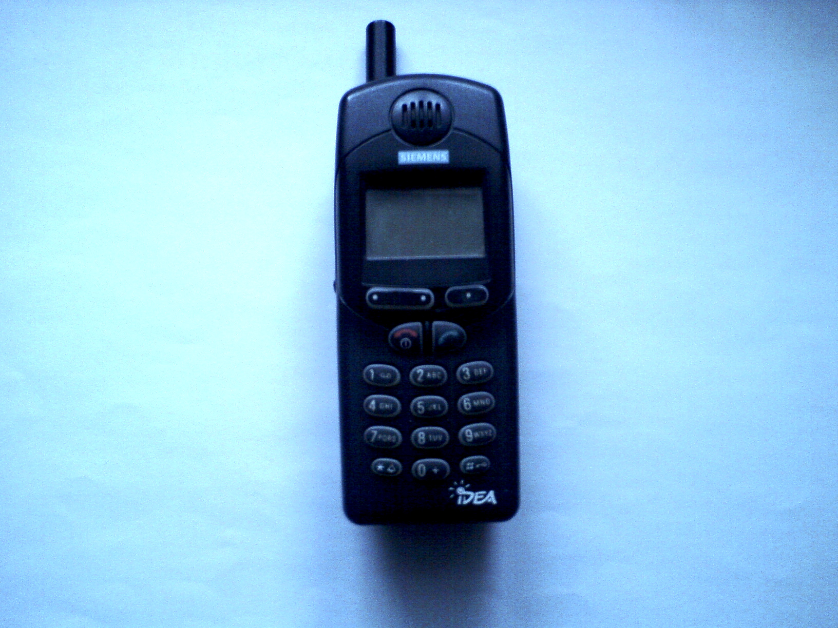Photo of a Siemens C25 phone with a former Polish network provider IDEA badge